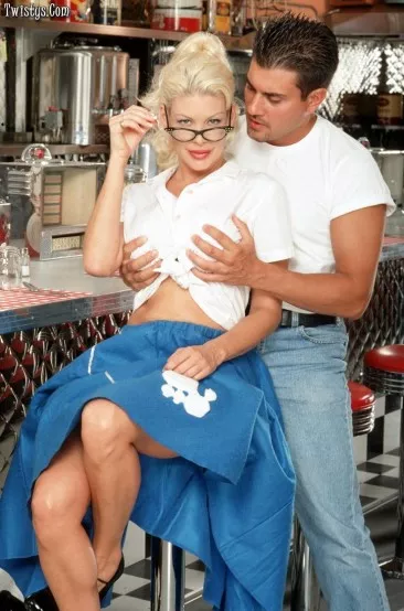 Очкастая взрослая домохозяйка Brooke Lane сосет хуй и ебется на кухне