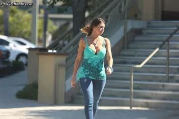 Горячая брюнетка с большими сиськами Brooklyn Chase работает ртом и киской с членом