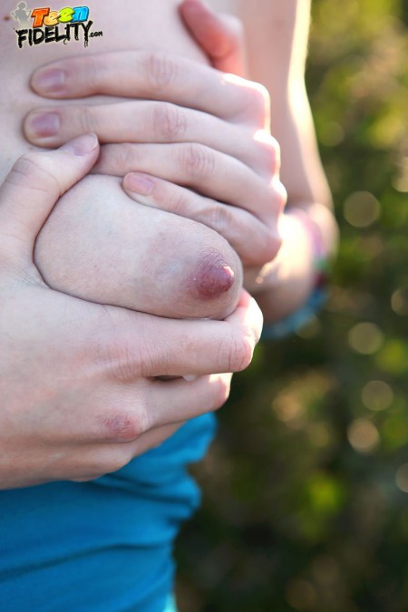 Сексуальная рыжая малышка с натуральной грудью Lara Brookes трахается и сосет большой член