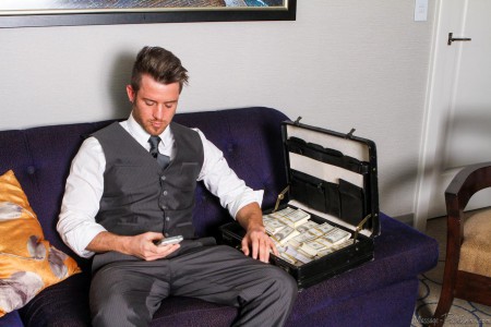 Nikki Daniels и Leya Falcon делят парня и трахают его вместе, чтобы получить сперму