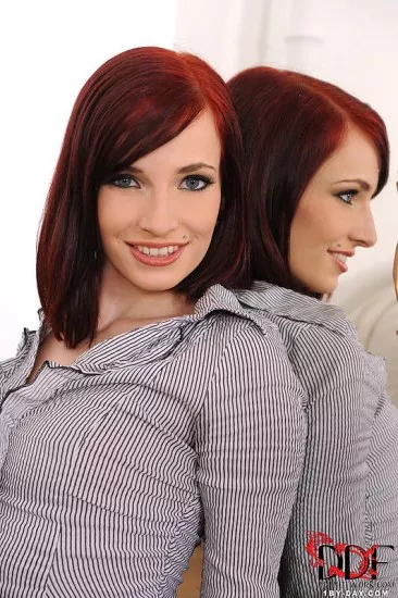 Рыжая Leila Smith - одна из самых горячих малышек. Мы счастливы показать ее фото