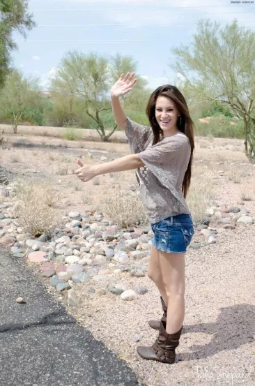 Негодная и грудастая детка Talia Shepard снимает трусики и шортики, мастурбирует в машине