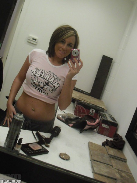 Игривая детка Nikki Anne улыбается и показывает бритую киску