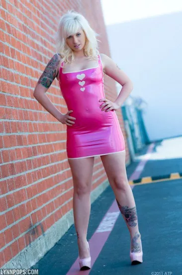 Позировать на природе в розовом платье - вот что блондинка Lynn Pops любит больше всего