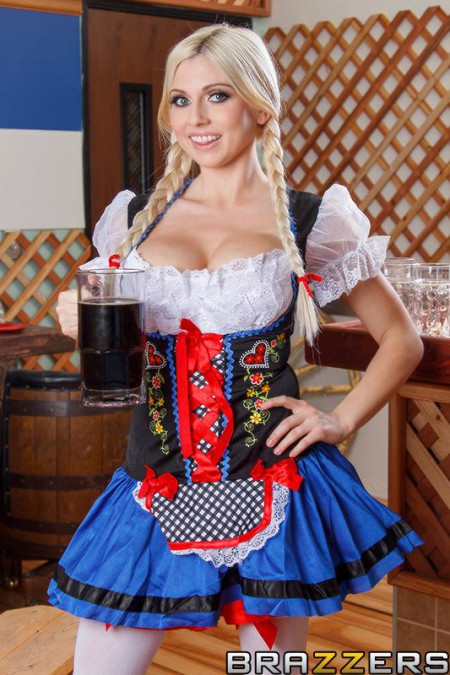 Перед грудастой Christie Stevens в этом платье невозможно устоять