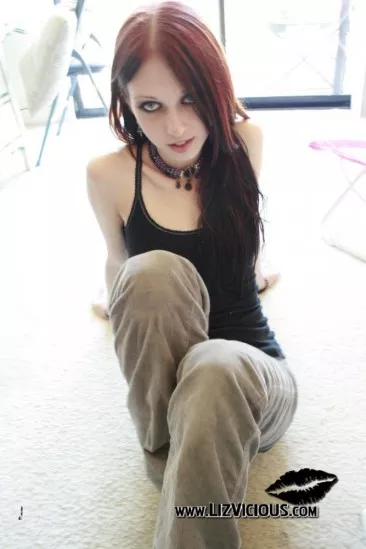 Рыжая модель Liz Vicious хочет быть в центре внимания
