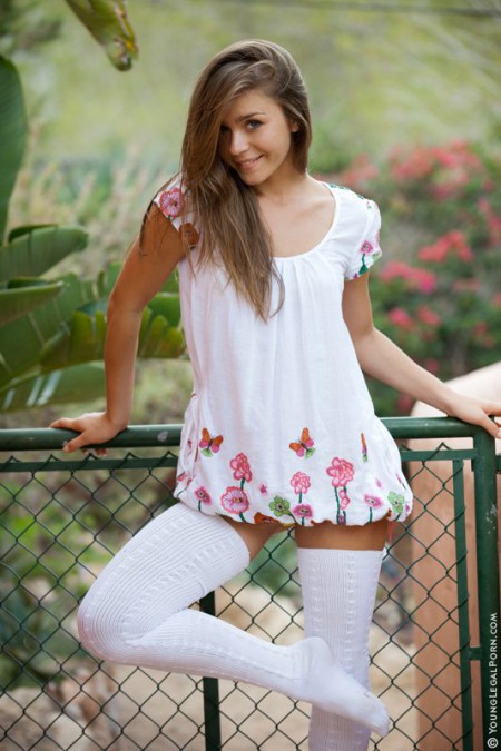 Милая детка Lily C на природе, показывая очертания киски и, потом, ее обнаженную и горячую