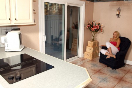 Блондинка Alyssa Branch раздвигает губки и засовывает игрушку себе в пизду