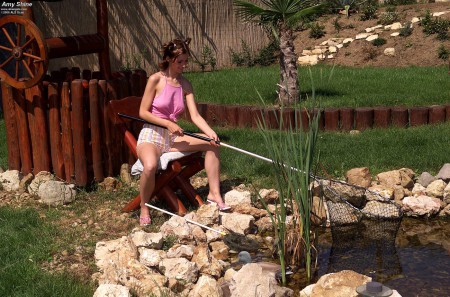 Amy Shine показывает юное, обнаженное тело и ласкает себя пальчиками в солнечный день на природе