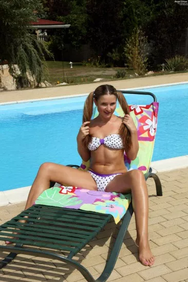 Развратная малышка Angel Snow снимает бикини и ублажает свою красивую киску секс-игрушками