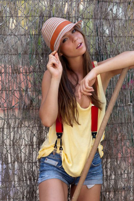 Негодная Lily C виляет голой попкой и трясет натуральной грудью на открытом воздухе