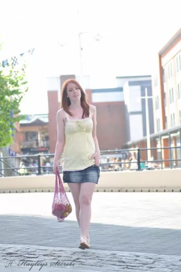 Рыженькая Fi Stevens пришла на кухню, чтобы раздеться и поиграться с едой