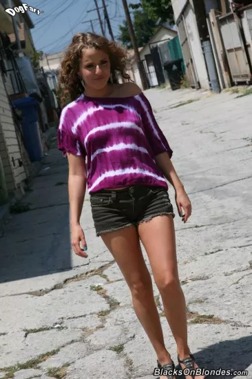 Негодная Adelyn Rose скачет на одном черном члене и сосет два других