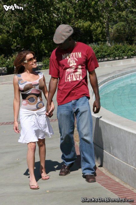 Черный парень сначала насладился оральными услугами Amanda Blue, а потом насадил ее на свой кол