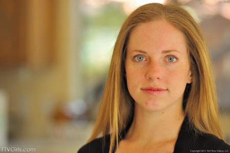 Сексуальная блондинка Amber Grand трахает себя рукой в узкое лоно и наслаждается собой на кухне