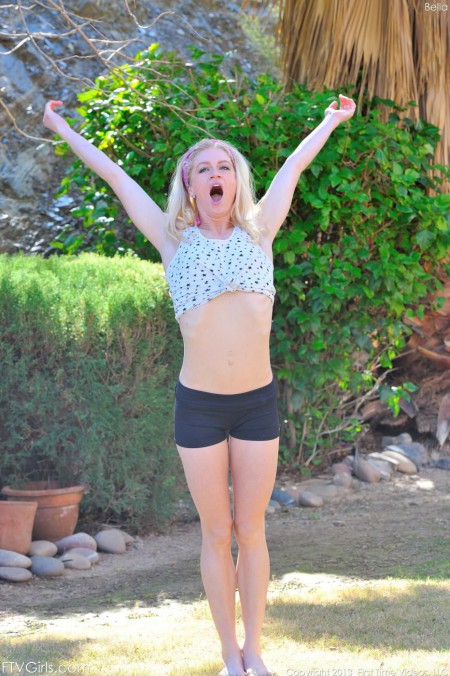 Гибкая куколка Bella Bends снимает одежду и делает упражнения на улице