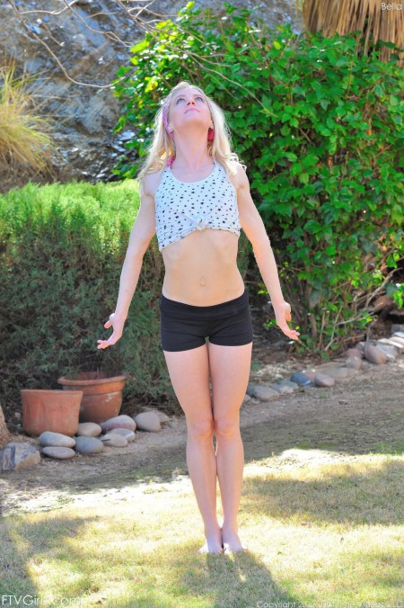 Спортивная сучка Bella Bends показывает эротичную гимнастику под открытым небом