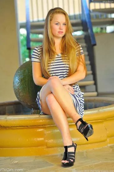 Молодая блондинка Madison Chandler очень скромная, но еще и очень похотливая, раз раздевается на природе