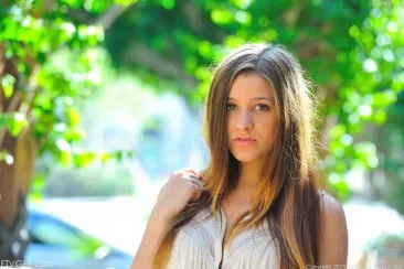 Игривая брюнетка Teddi Rae поднимает юбочку и показывает обе свои дырочки