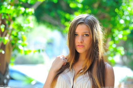 Игривая брюнетка Teddi Rae поднимает юбочку и показывает обе свои дырочки