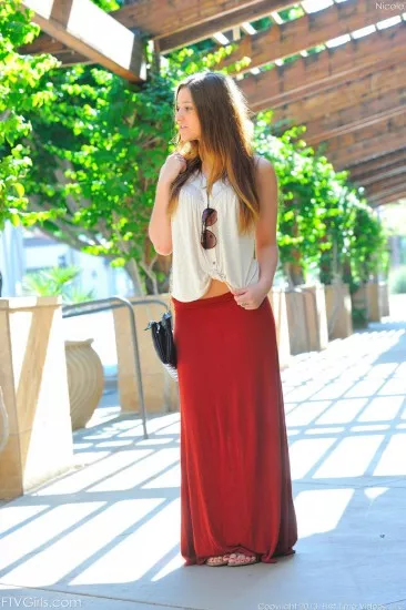 Молодая брюнетка Teddi Rae остается на четвереньках, показывая попку под юбкой