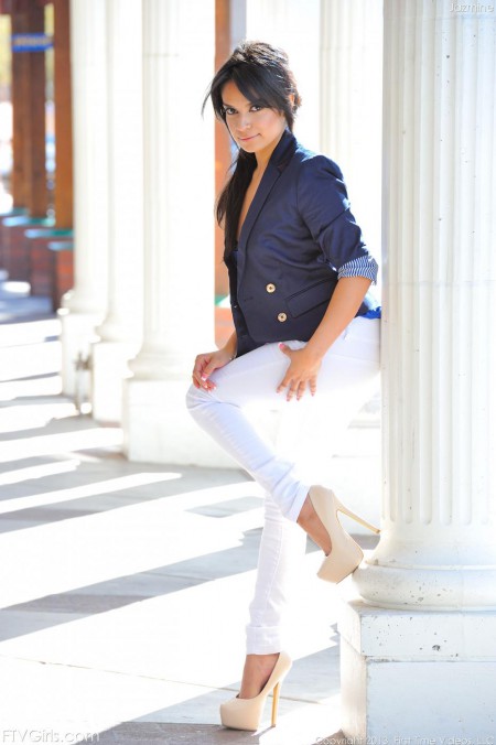 Миленькая латина Jazmine FTV раздевается прямо на дороге и показывает свою гладкую пизду