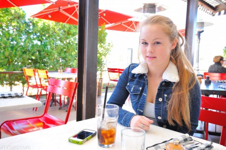 Милая блондинка Madison Chandler засовывает свои розовые трусики в свою молодую киску