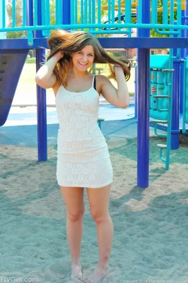 Игривая девочка-подросток Teddi Rae на улице дразнит голой грудью под блузкой и растянутой киской под юбкой