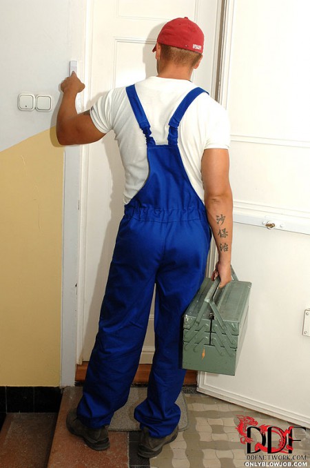 Блондинка с голой грудью Aleska Diamond заглатывает член