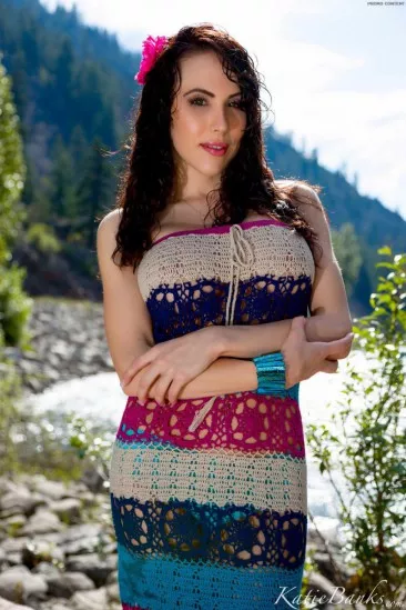 Грудастая милашка Katie Banks показывает красивые сиськи и бритую киску на природе