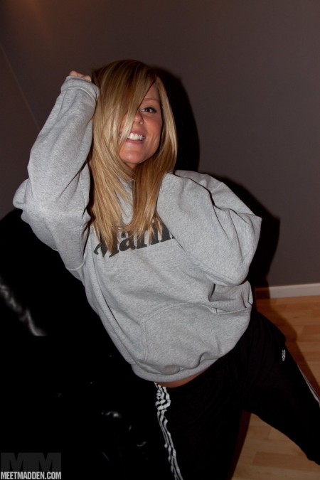 Роскошная блондинка Meet Madden пытается соблазнить своим прекрасным голым телом