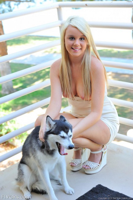 Блондинка Alexis Adams показывает свое эротичное тело с голыми сиськами и киской