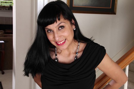 Мамочка в чулках Lucy Dutch дико раздвигает ножки и мастурбирует мохнатую киску