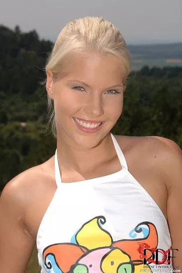 Горячая блондинка Pink Pussy одает свою киску на растерзание члену на природе, и получает в нее всю сперму до капельки