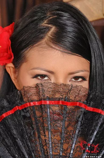 Развратная латинка Yoha очень страстно проникает в киску огромным блестящим дилдо