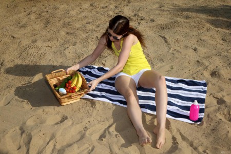 Бритая киска похотливой Judy Smile радостно ест банан, засовывая его глубоко внутрь