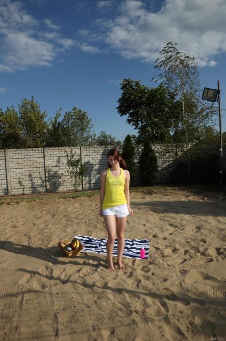 Девочка-брюнетка Judy Smile на улице страстно мастурбирует бананом