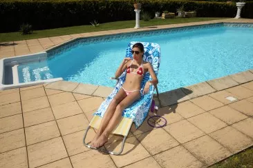 Сексуальная брюнетка Candice Luca снимает бикини у бассейна