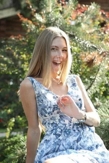 Аппетитная и бледная девочка-подросток Krystal Boyd прогуливается в лесу и трахает себя пальчиками