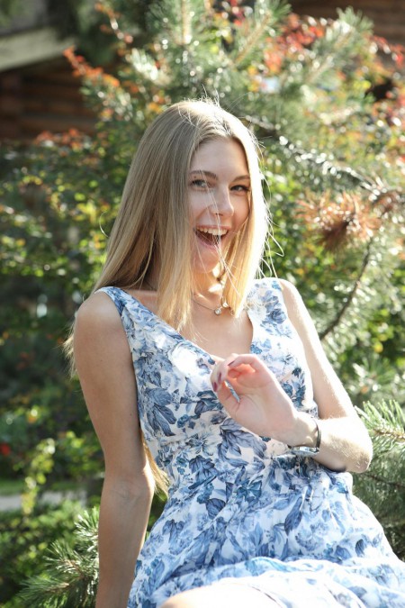 Аппетитная и бледная девочка-подросток Krystal Boyd прогуливается в лесу и трахает себя пальчиками