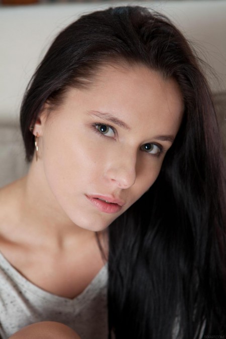 Очаровательная July Saint хочет ласкать себя и кончать все время