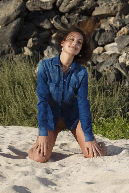 Безупречная латина Lorena Morena хочет проводить с нами больше сексуального времени на пляже