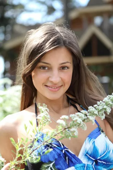 Девочка-подросток Melena A проводит классный день на природе, играя с бритой киской