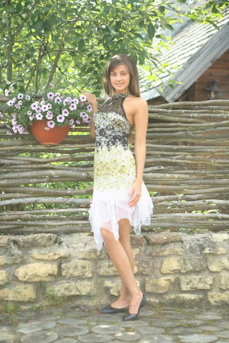 Милая детка Melena A уезжает в деревню и ласкает свою привлекательную киску