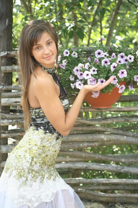 Невероятная детка Melena A - идеальная детка, она мастурбирует на свежем воздухе на этих кадрах