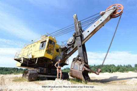 Развратная малышка Foxi Di показывает свою фантастическую молодую бритую киску на стройке