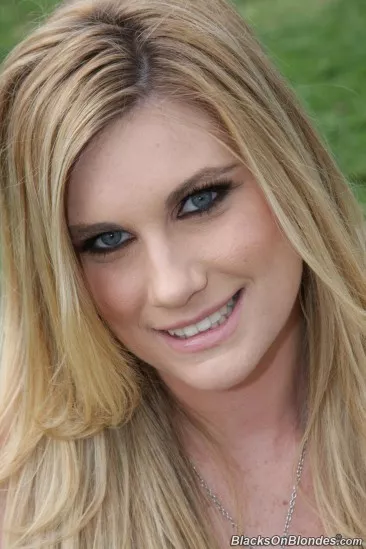 Дикая межрассовая оргия с Hayden Night, которая трахается и сосет оба черных члена