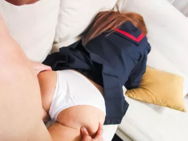 Похотливая азиатка в форме Maya Javhd снимает трусики и атакует член пушистой киской