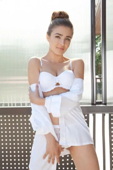 Сногсшибательная брюнетка Adriana Morriss разделась и позирует