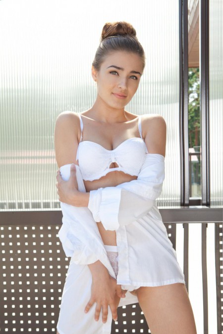 Сногсшибательная брюнетка Adriana Morriss разделась и позирует